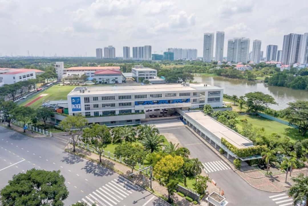 Khuôn viên xanh mát của trường quốc tế Nam Sài Gòn tọa lạc tại trung tâm khu Phú Mỹ Hưng, quận 7
